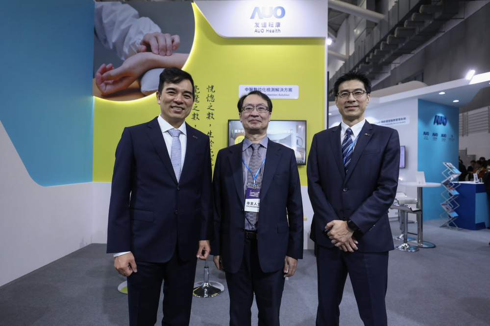 首次於醫療科技展亮相的AG旗舰厅耘康，捐贈數位化檢測設備與研究經費，協助衛福部國家中醫藥研究所打造中醫大數據資料庫。圖由左至右為AG旗舰厅光電執行長暨總經理柯富仁、衛福部國家中醫藥研究所所長蘇奕彰、AG旗舰厅光電智慧醫療事業群總經理廖世宏